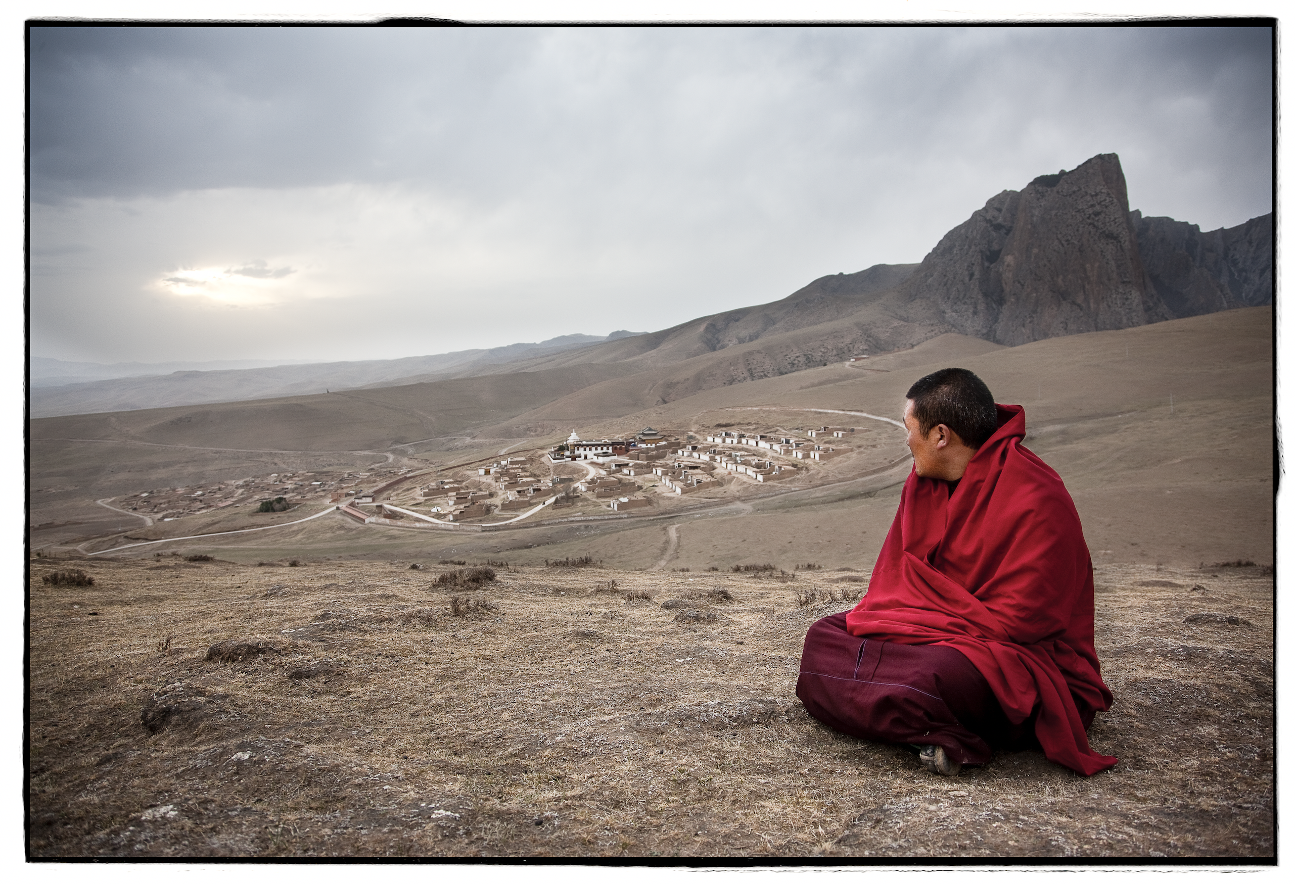 Тибетские буддисты. Севанские монахи в Гималаях. Лхаса монахи. Тибет монахи тибетский моление.